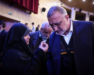 دیدار خاص شهردار تهران با خانواده شهدا در یک مراسم رسمی | تصاویر