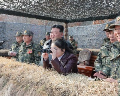 تصاویر جالب از حضور رهبر کره شمالی و دخترش در تمرینات نظامی ارتش