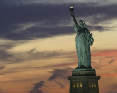 عکس | لحظه اصابت صاعقه به مجسمه آزادی در آمریکا