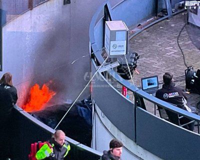 تصاویر | شیطنت هواداران جنجال ساخت؛ فشفشه‌ها ورزشگاه را به آتش کشید!