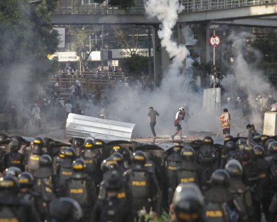 عکس | حرکت عجیب پلیس ضدشورش در جاکارتا برای ترساندن مردم معترض به نتایج انتخابات ریاست جمهوری
