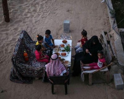 عکس | افطار خانواده فلسطینی در ویرانه‌های منزل در محله شیخ عجلین در غزه