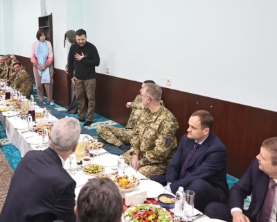 عکس | افطار زلنسکی با سربازان مسلمان اوکراینی