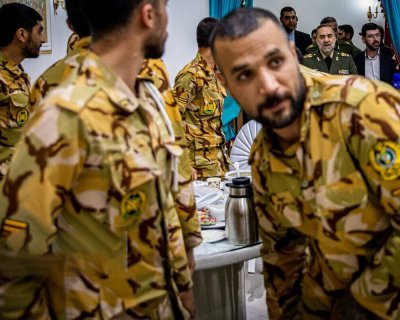 تصاویری از افطاری یک فرمانده ارشد نظامی ایران با سربازان وظیفه
