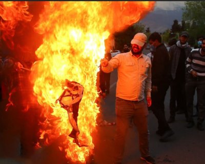 آتش زدن پرچم اسرائیل و آمریکا مقابل سفارت اردن در تهران | تصاویر