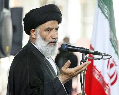 عکس | حضور امام جمعه اهواز با لباس نظامی و اسلحه در راهپیمایی