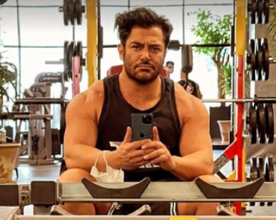 محمدرضا گلزار با دست شکسته در باشگاه ورزشی + عکس