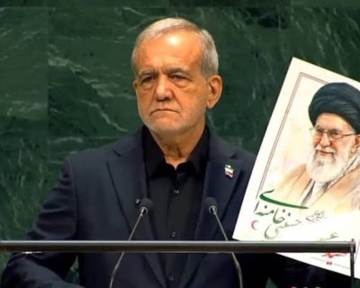 تصویر رهبر شهید انقلاب در دستان رئیس جمهور + عکس