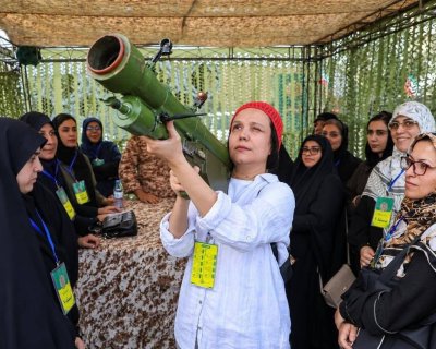 تمرین یک زن برای هدف‌گیری با RPG در برنامه آموزشی در تهران + عکس