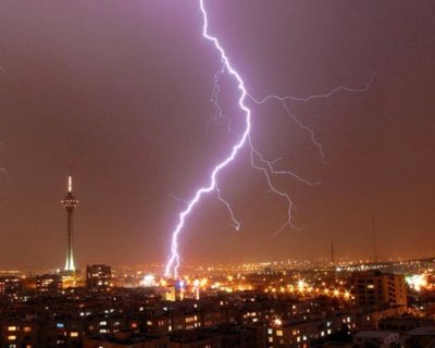 ثبت تصویری متفاوت از صاعقه بزرگ در لواسان دقایقی قبل + فیلم