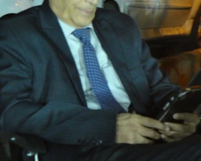 خوشتیپ‌ترین مرد دستفروش ایران با کت‌وشلوار و کراوات + عکس