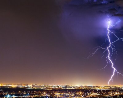 تصویری خاص از رعد و برق‌ شب گذشته در بندرعباس؛ ثبت لحظه برخورد به زمین + عکس