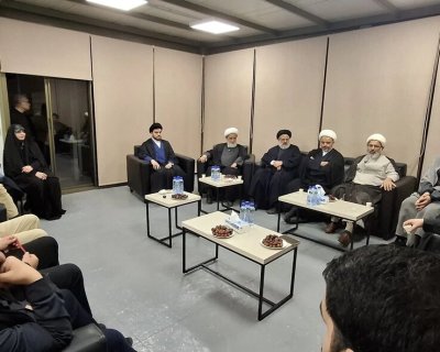 تصویری از هدیه خاص آیت‌الله سید مجتبی خامنه‌ای به خانواده حسن نصرالله