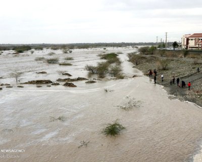 سیلاب و جاری شدن شن و ماسه در خیابان‌های میناب‎