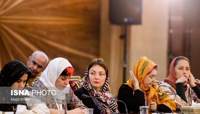 عکس | پوشش متفاوت یک زن در اجلاس با حضور رئیسی