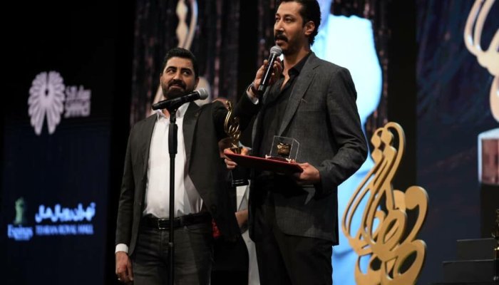 عکس | ژست خاص بهرام افشاری با یک جایزه سینمایی