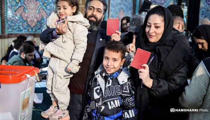 تصاویر انتخابات 1402 در حسینیه ارشاد | از حضور مادر شهید با پسرش تا رای دادن شهروند کراواتی