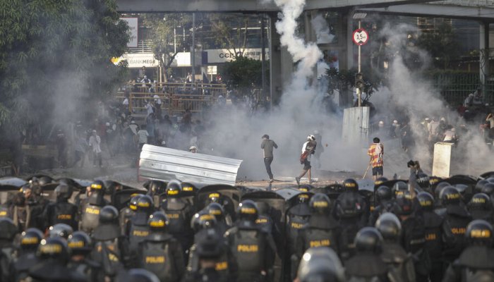 عکس | حرکت عجیب پلیس ضدشورش در جاکارتا برای ترساندن مردم معترض به نتایج انتخابات ریاست جمهوری