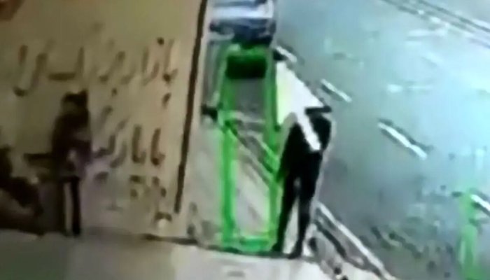 عکس | خالکوبی عجیب زورگیر در تهران روی گردنش: زیبای وحشی!