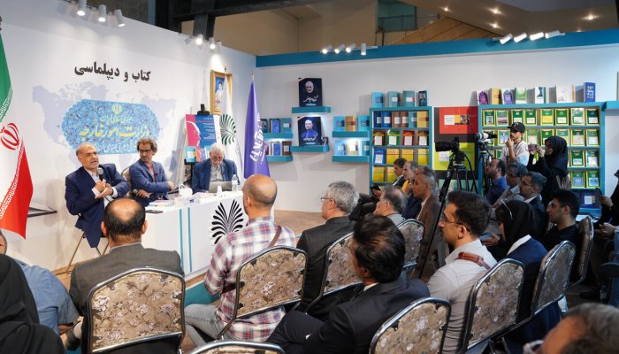 تصاویر | امضاهای یادگاری در نشست «روسیه در عصر پوتین» و رونمایی از دو کتاب عباس ملکی در نمایشگاه کتاب