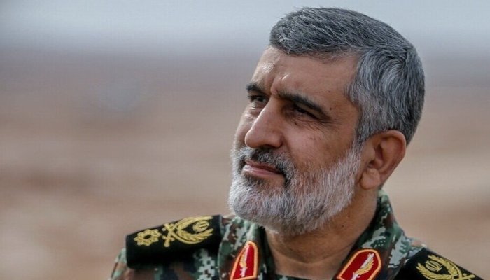 عکس | شهیدان حاجی‌زاده و محمود باقری هنگام آماده‌سازی برای شلیک راکت نازعات، اولین راکت بومی ایران در سال ۶۶