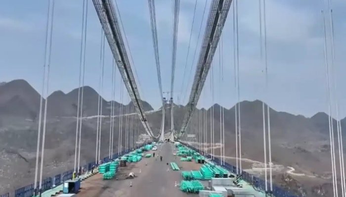عکس | شکافتن و ایمن‌سازی جالب یک کوه برای ساخت بلندترین پل جهان