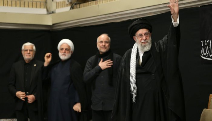 تصاویر حضور رهبر انقلاب در مراسم عاشورای حسینیه امام خمینی(ره) | ببینید