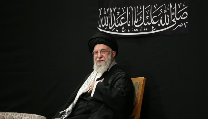 لحظه گفتگوی رهبر انقلاب با حاج محمود کریمی+ عکس | مداح در آغوش رهبر انقلاب