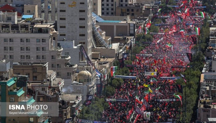 عکس | خودروهای حامل پیکر شهدا در میان جمعیت حاضر در تشییع رهبر شهید انقلاب در مشهد
