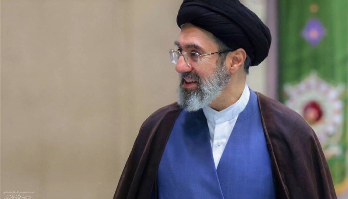 عکس | تصویر کمتر دیده شده از حضرت آیت‌الله سید مجتبی خامنه‌ای در منطقه زلزله زده سر پل ذهاب