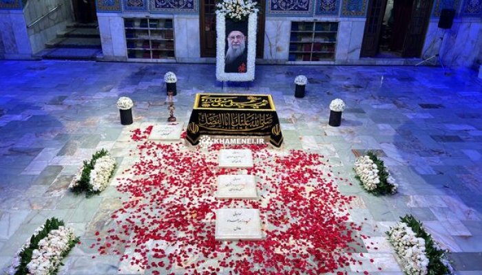 تصاویر |‏ تصویری کم‌تر دیده‌شده از لحظه ورود پیکر رهبر شهید انقلاب به کنار ضریح مطهر حرم مطهر سیدالشهدا (ع) در کربلا