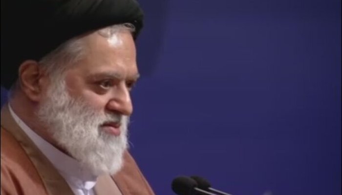 عکس | سید مصطفی خامنه ای فرزند رهبر شهید در حال زیارت مزار حضرت ابالفضل العباس(ع)