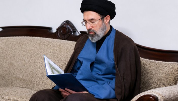 عکس | تصویری تازه از حضور  آیت‌الله سید مجتبی حسینی خامنه‌ای در اربعین سال گذشته