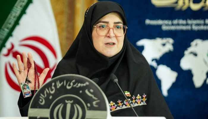تصاویر | حاشیه احساسی در نشست خبری سخنگوی دولت؛ مهاجرانی چه هدیه‌ای گرفت؟