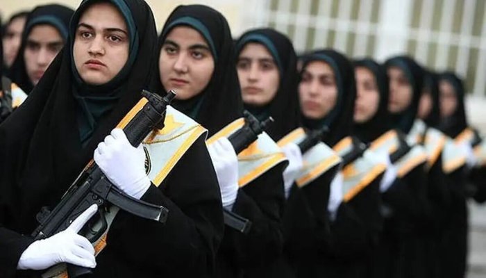 عکس | این دو زن با چشمان بسته کلاشینکف را باز و بسته می‌کنند!