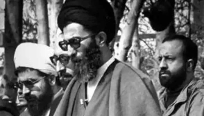عکس | تصویری از تبلیغات انتخاباتی رهبر شهید انقلاب برای انتخابات ریاست جمهوری در دهه ۶۰