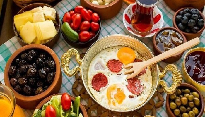 اینفوگرافیک | ۵ ماده غذایی برای رفع کسالت صبحگاهی