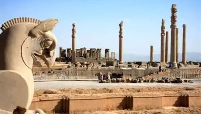 عکس | تصویری از میدان ایران در کشور آرژانتین با نمادی از تخت جمشید