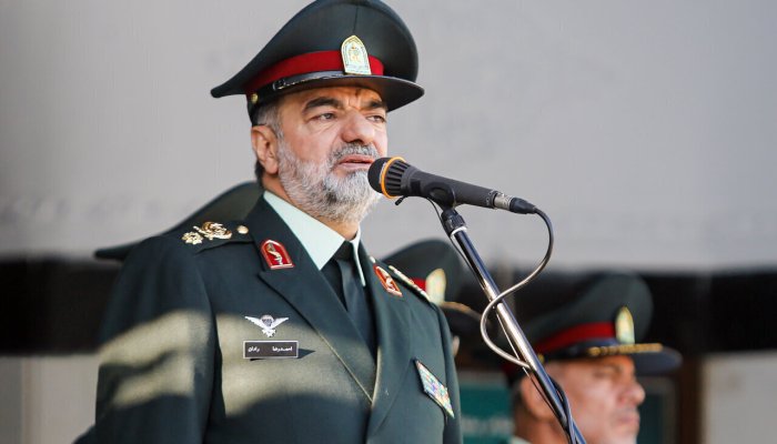 عکس | تصویری زیرخاکی از سردار رادان با لباس کردی در جبهه