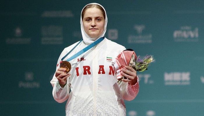عکس | زانو زدن مقابل پرچم ایران؛ اوج احترام و افتخار