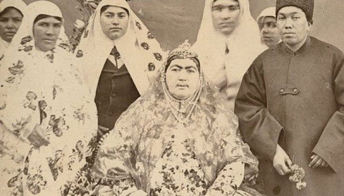تصویری عجیب؛ سوگلی ناصرالدین‌شاه پایش را روی شکم یک زن گذاشت و عکس انداخت