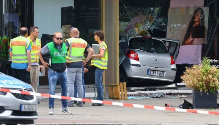 تصاویر تصادف در مرکز خرید آلمان با یک نفر کشته