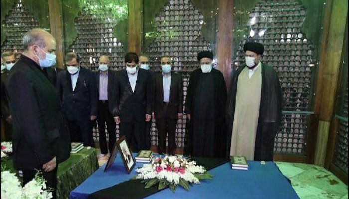 حضور رئیسی و اعضای هیئت دولت در مرقد امام خمینی(ره)