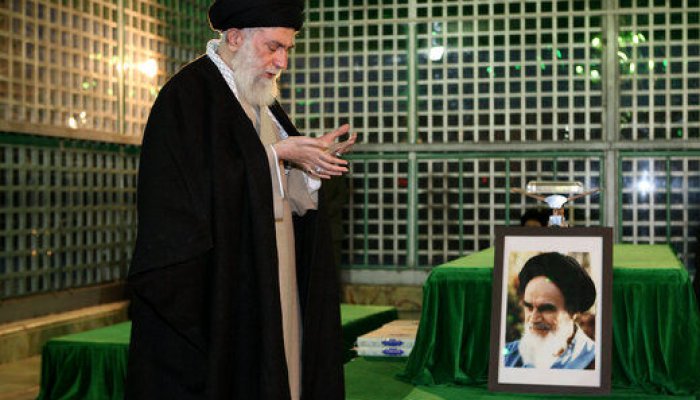 تصاویری از حضور رهبر انقلاب در حرم امام خمینی(ره)+عکس‌ها